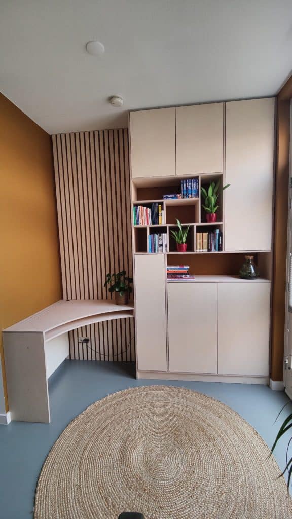 Bureau aan kast bevestigd, thuiskantoor Berkel en Rodenrijs
