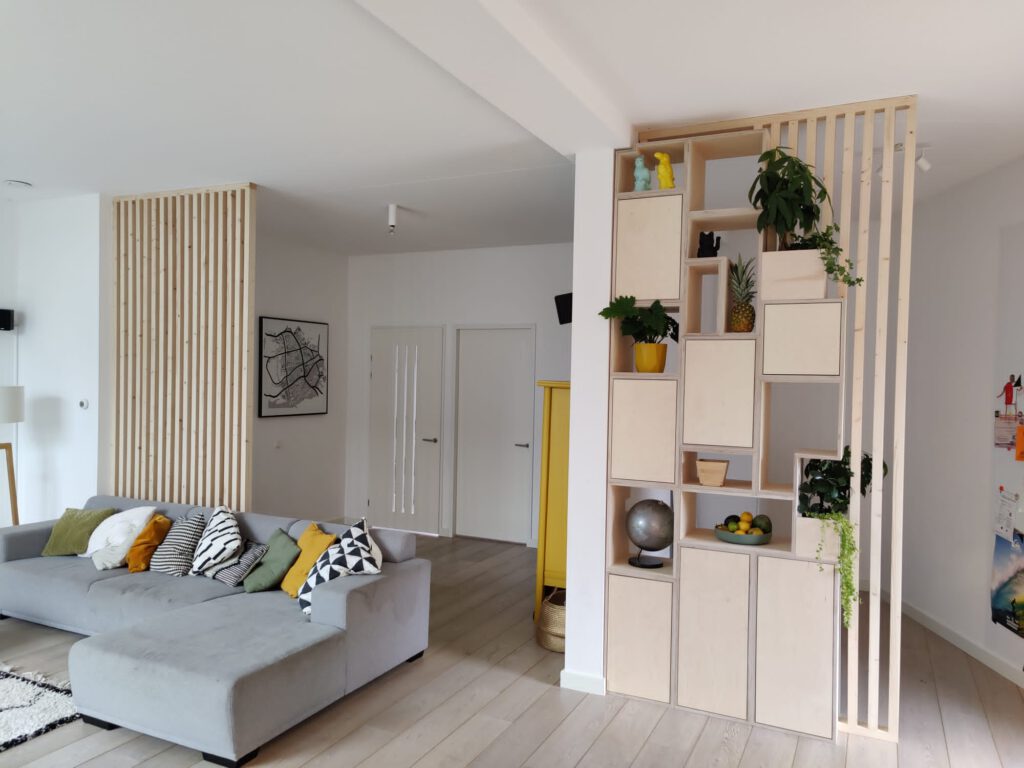 Hout licht kleur kast kamerverdeler met planten Rotterdam Overschie