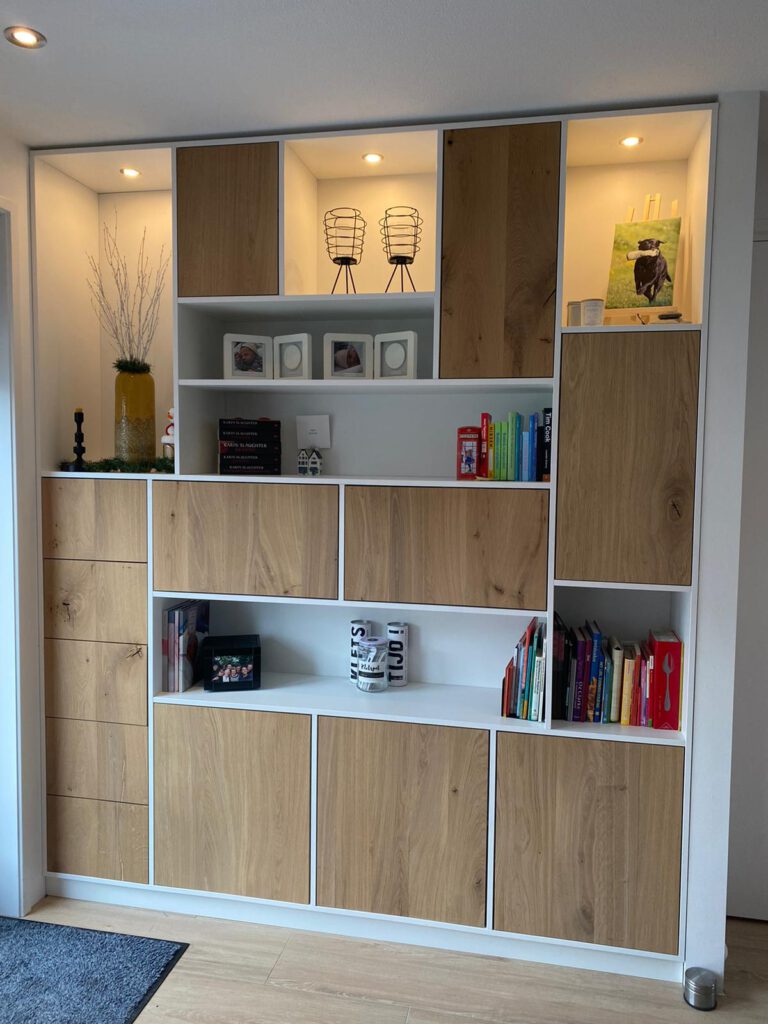 Inbouw kast op maat met lichting wit en hout Bleiswijk Rotterdam