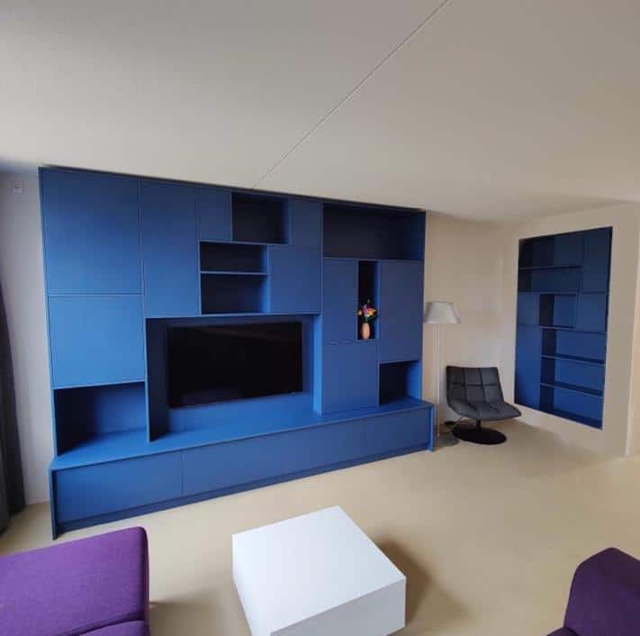Moderne blauwe kast Rhoon
