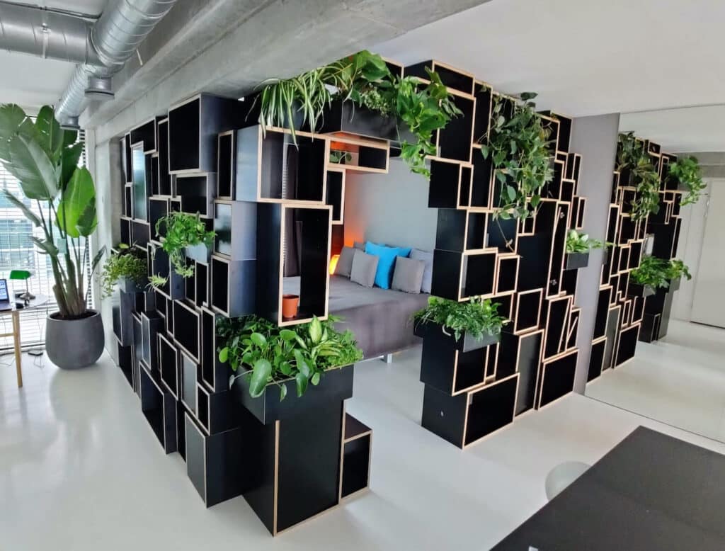 Grote zwart vakkenkast met planten, kamerverdeler, Centrum Rotterdam