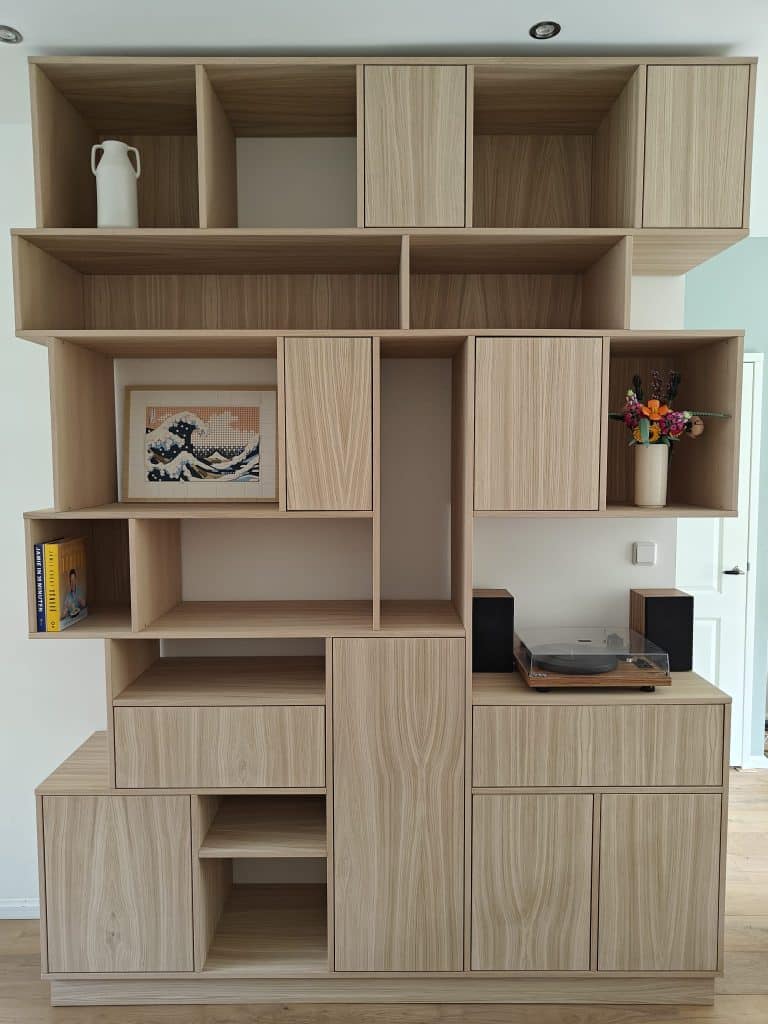 Unieke Eiken Vakkenkast met Maatwerk en Modern Design in Barendrecht