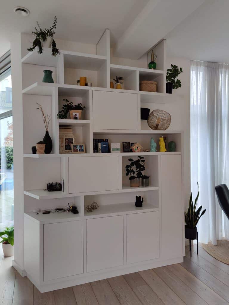 Witte vak kast op maat in de galerij Schiebroek Rotterdam