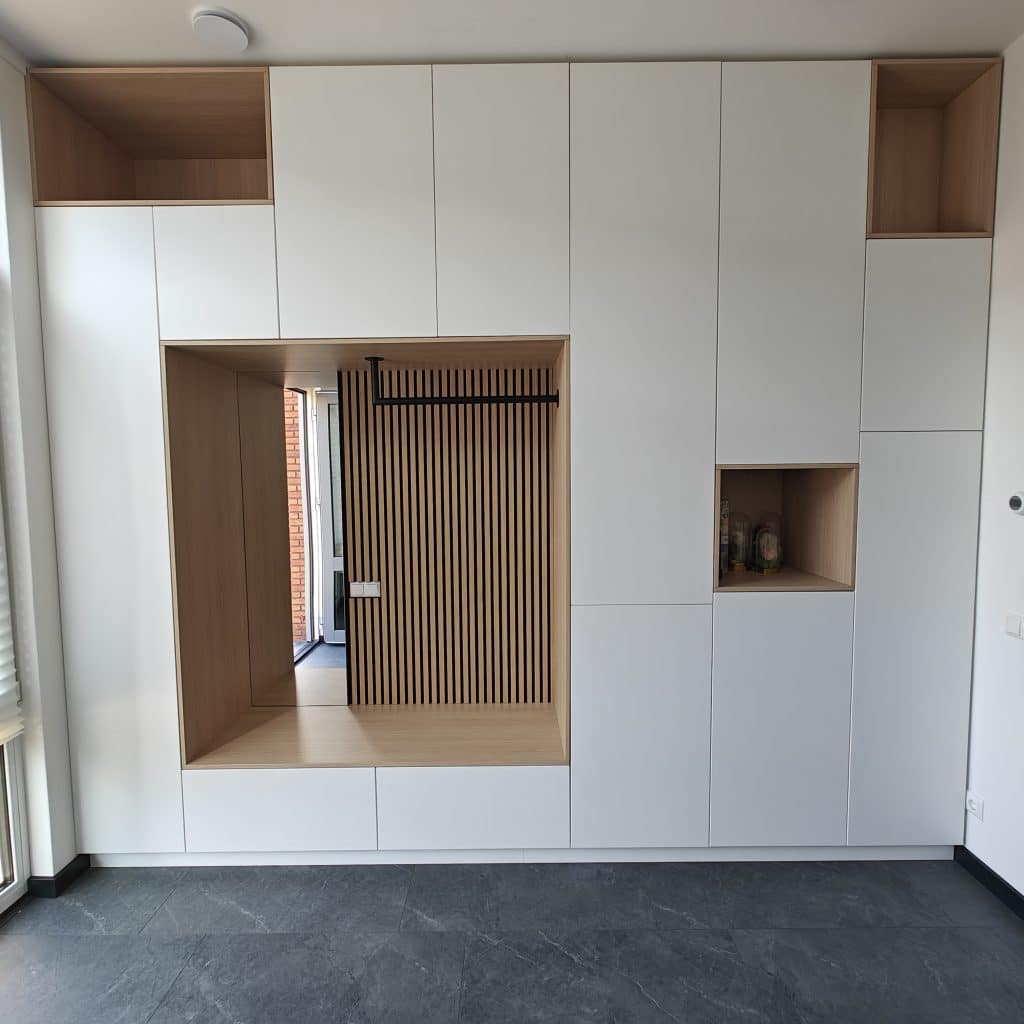 kast in huisentree ruimte voor jassen en schoenen zithoek geïntegreerde spiegel passend op maat praktisch maatwerk meubels.jpg