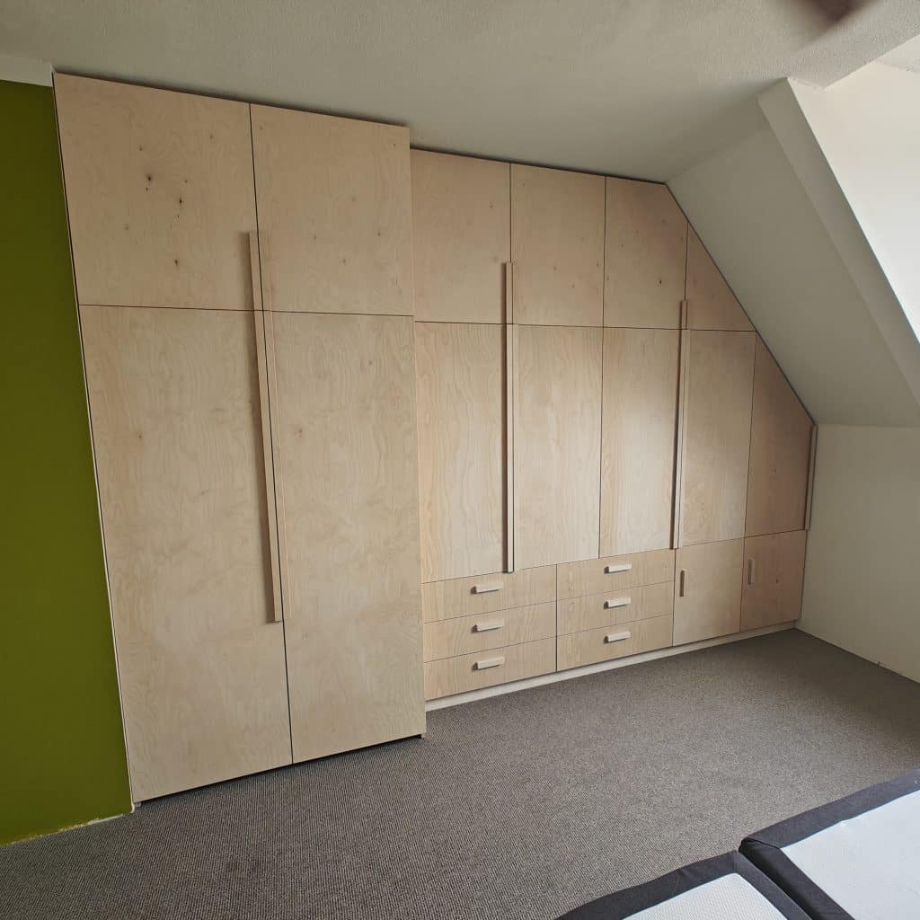 kledingkast op maat onder schuin dak hout afgewerkt praktisch speciale plek maatwerk meubels omgeving Rotterdam