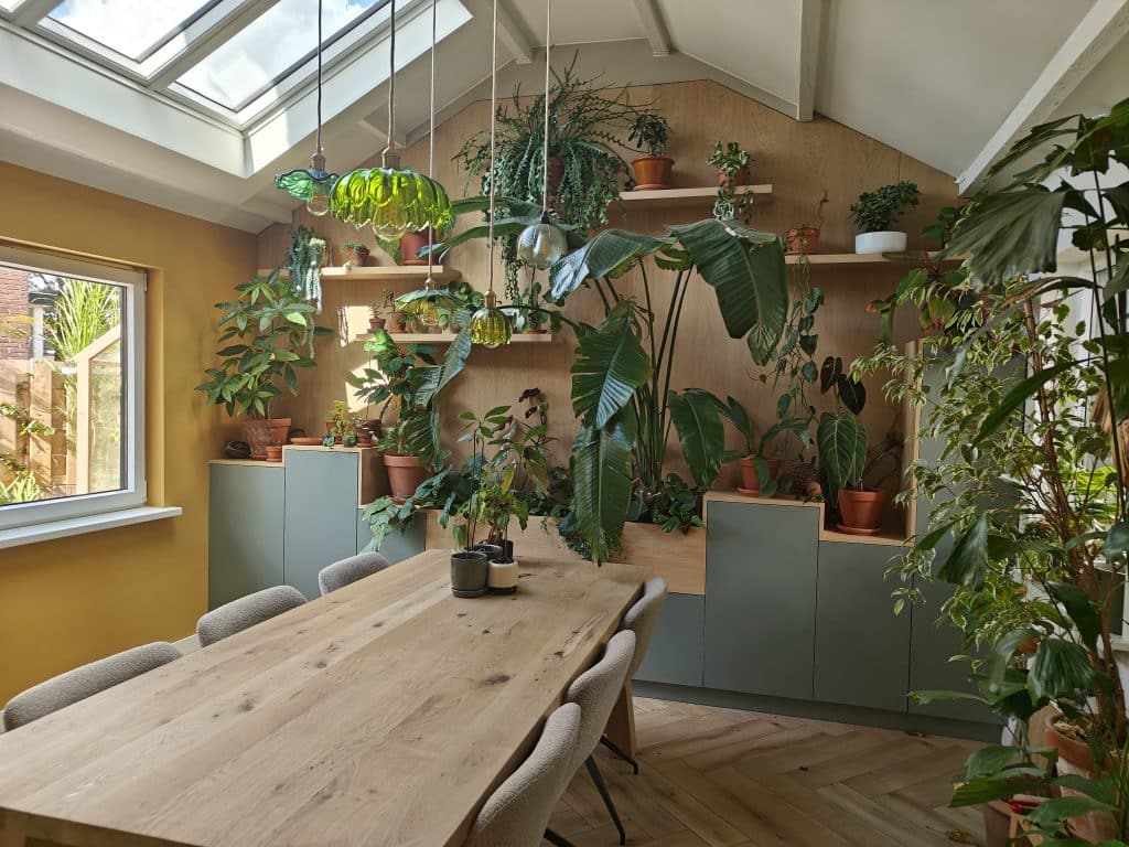 woonkamer wand eiken planken voor planten geïntegreerde plantenpot groen planten uniek maatwerk meubels in Vlaardingen
